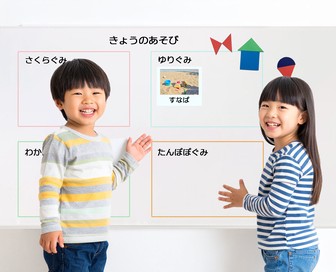 オリジナルホワイトボードで子供が遊びの計画を立てている様子