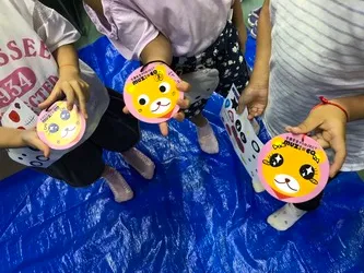 出来上がった交通安全キーホルダーを持つ子どもたち