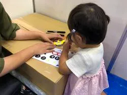 交通安全キーホルダーを作る女の子