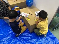 交通安全キーホルダーを作る男の子
