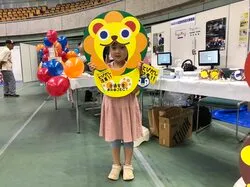 ムジコキャラクターで記念撮影する子どもたち