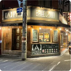 ピザ屋の海外テイストのファサードサイン