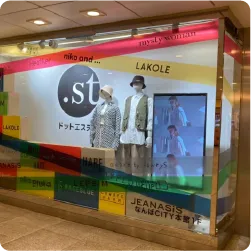 ショーウィンドウ全面を使ったグラフィックデザイン