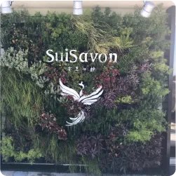 グリーンウォールを活用した壁面ロゴサイン