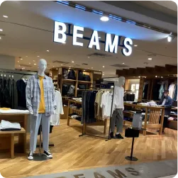 天井付近に設置されたブランドロゴ看板