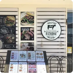 牛の絵と「RESTAURANT」の文字が書かれた丸い看板