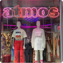 アパレルショップのピンクのネオンロゴ看板