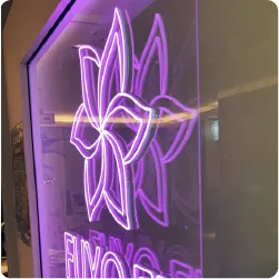 紫色のネオンサイン