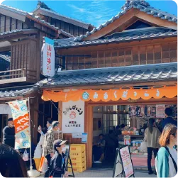 牛乳瓶の形をした突き出し看板