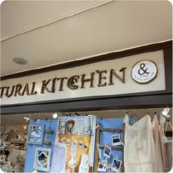 雑貨店の木材風ロゴ看板