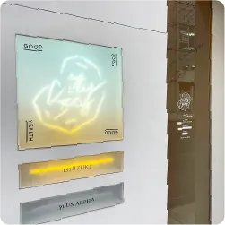 カフェの発光デザインの壁面サイン