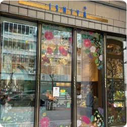 花柄装飾が施された店舗ウィンドウサイン