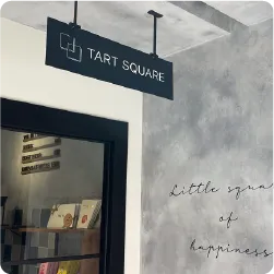 天井から吊り下げられた店舗ロゴ看板