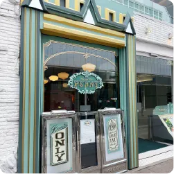 クラシック調の店舗看板