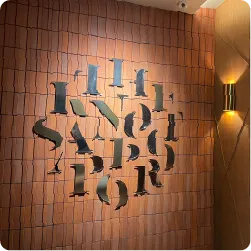 アルファベットを分解したような切り文字サイン