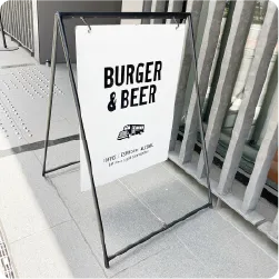 モノトーンのスタンド看板