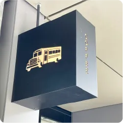 黒いキューブ型の突き出し看板