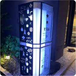 和モチーフの装飾がほどこされた内照式看板