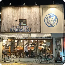 店名と大きな牡蠣のロゴが書かれたバルのファサードサイン