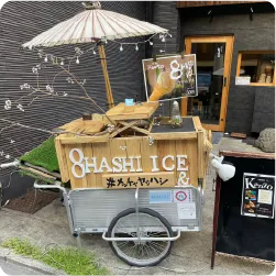 移動式ワゴンに取り付けた白い立体文字看板