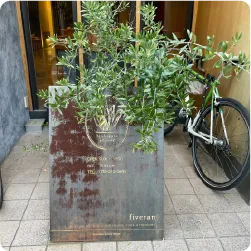 風合いのある金属素材のカフェの立て看板