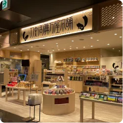 和風世界観のキャラクター店の看板