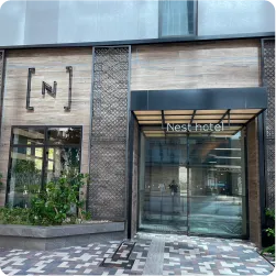 上品で洗練されたホテルサイン