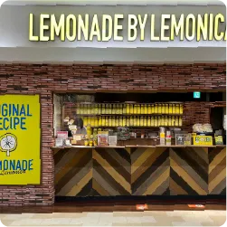 イエローカラーが映えるドリンク店の看板