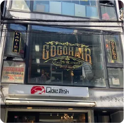 装飾ロゴがかっこいいヘアサロンのウィンドウサイン