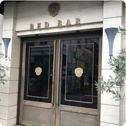 高級感のあるバーの看板