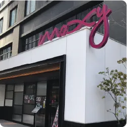 バー＆カフェの大きな立体文字のファサードサイン