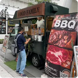 食欲をそそるキッチンカーのタペストリー