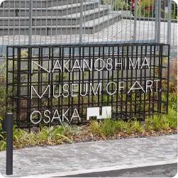 格子状の枠に美術館の名称が配置された看板