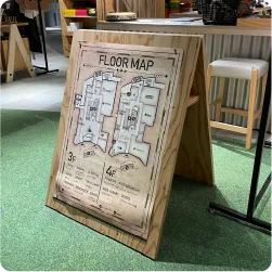 木製フレームにフロアマップが掲示されたA型看板