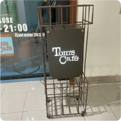 金属フレームに黒い店名看板を取り付けたカフェ看板