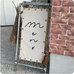 白布に手書き風ロゴを配置したスタンド看板