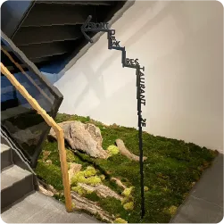 階段横に設置した、階段状フォルムの矢印看板