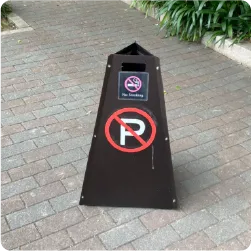 赤いパーキングマークが目を引く三角柱型の置き型サイン