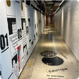 通路床にマンホール風グラフィックを施したフロアサイン