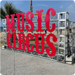 屋外広場に設置された赤い切り文字の大型イベントサイン