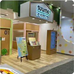 不動産相談ブースのバックライト式ロゴ看板