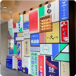 多彩なショップサインを組み合わせたカラフルな壁面サイン