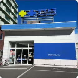 コーポレートカラーを使ったドラッグストアの看板