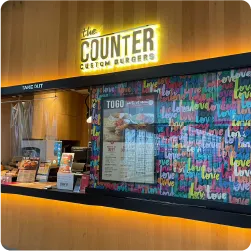 バックライトに照らされたハンバーガー店の文字看板