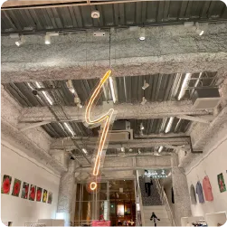 天井から吊り下げられたネオンサインが印象的な店内空間