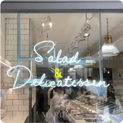 Salad & Delicatessenと筆記体で書かれたネオン看板