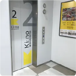 商業施設のエレベータードアにデザインされた階数の数字「2」