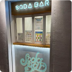 ネオンポップなドリンク専門店の店舗サイン