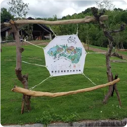 芝生広場に設置された自然の木製を使ったフレームの案内マップ