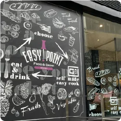 食材モチーフのイラストが広がる壁面＆ガラス装飾